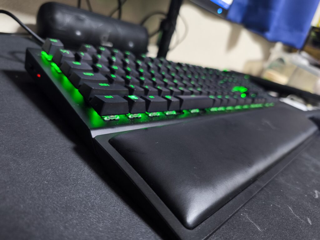 razer-blackwidow-v3-pro_armrest