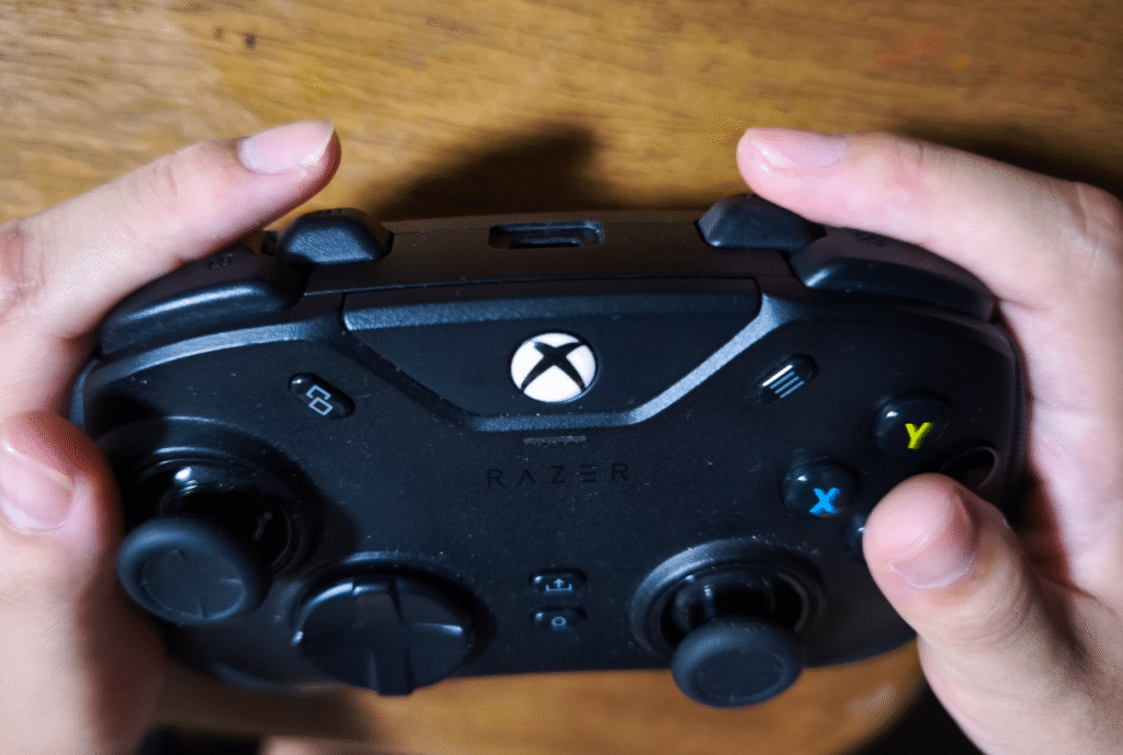 Razer-wolvrine-v2-chroma-fingers-women