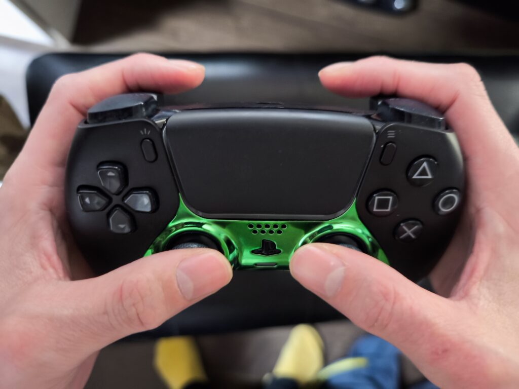 SONY-DUALSENSE-fingers